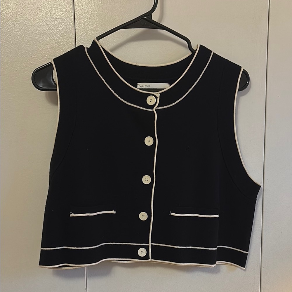 OAK + FORT Black Sleeveless Button-Up Top with White Trim